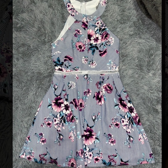 Sleeveless halter dress - Picture 1 of 2
